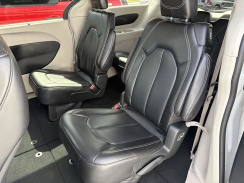 Used 2023 Chrysler Pacifica Touring-L image 15