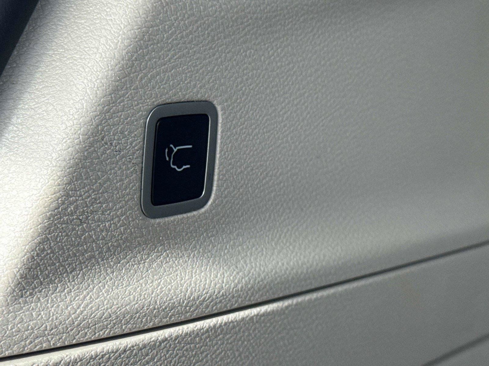 Used 2023 Chrysler Pacifica Touring-L FWD image 13