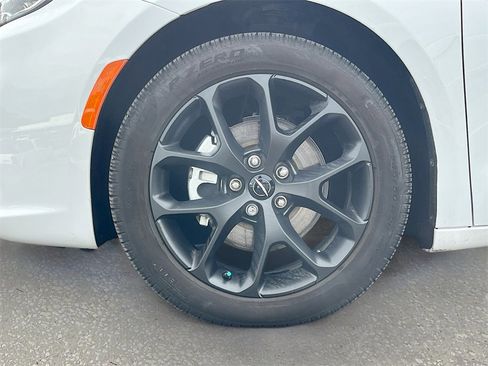 Used 2024 Chrysler Pacifica Touring-L w/ Uconnect Theater Family Group image 32