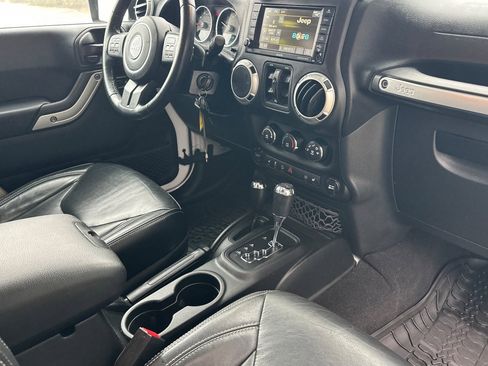 Used 2017 Jeep Wrangler Unlimited Sahara w/ Connectivity Group image 13