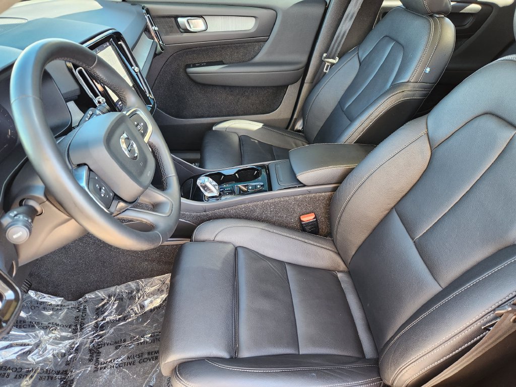 Used 2025 Volvo XC40 B5 Plus w/ Climate Package AWD/4WD image 4