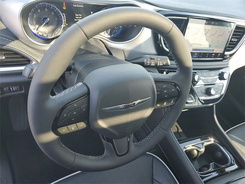 New 2026 Chrysler Pacifica Limited w/ Uconnect Theater Family Group image 50