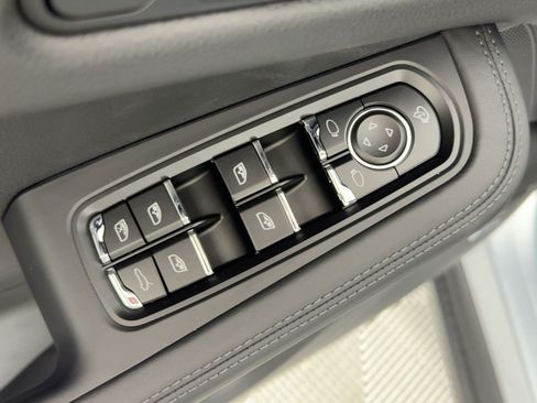 Certified 2026 Porsche Macan AWD/4WD image 13