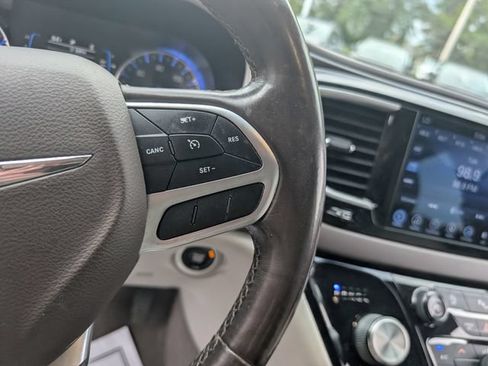 Used 2017 Chrysler Pacifica Touring-L FWD image 16