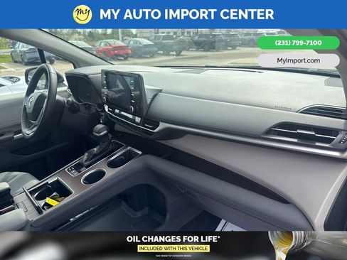 Used 2023 Toyota Sienna XLE FWD image 30