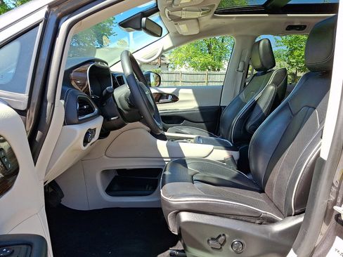 Used 2023 Chrysler Pacifica Limited FWD image 20