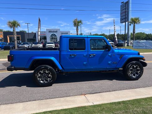 New 2026 Jeep Gladiator Sport AWD/4WD image 3