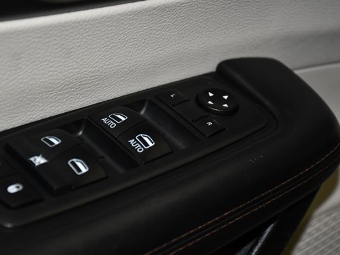 Used 2020 Chrysler Pacifica Touring-L FWD image 33