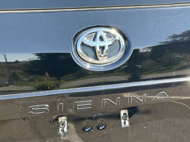 Used 2018 Toyota Sienna SE Premium FWD image 29