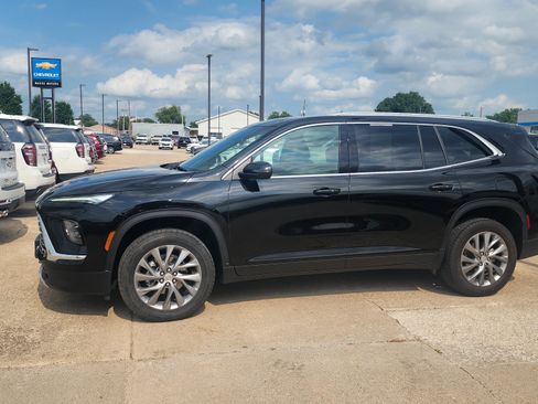 Used 2025 Buick Enclave Preferred AWD/4WD image 8