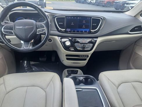 Used 2021 Chrysler Pacifica Touring-L FWD image 11