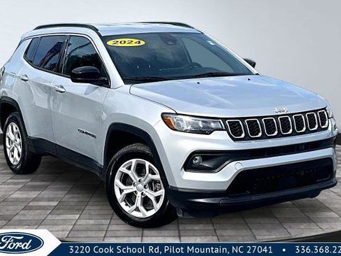 Used 2024 Jeep Compass Latitude image 1