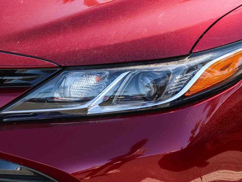 Used 2018 Toyota Camry LE image 2