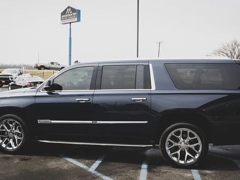 Used 2017 Cadillac Escalade ESV Luxury image 7