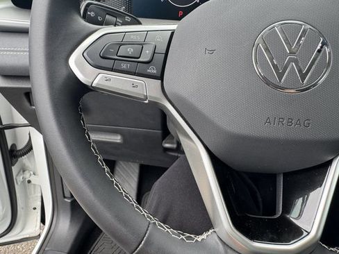Used 2025 Volkswagen Tiguan SE AWD/4WD image 23