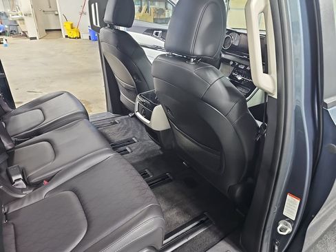 Used 2024 Kia Carnival EX FWD image 11