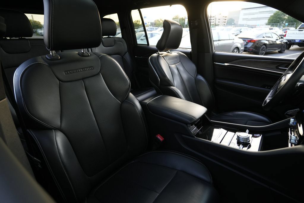 Used 2023 Jeep Grand Cherokee Overland w/ Advanced Protech Group III AWD/4WD image 32