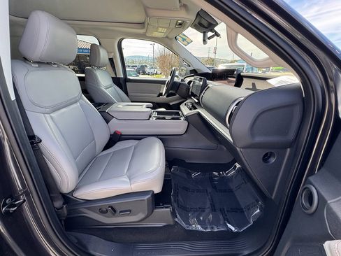 Used 2025 Ford Expedition Active image 28