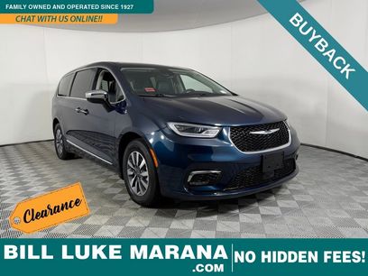 Used 2023 Chrysler Pacifica Limited w/ Uconnect Theater Family Group
