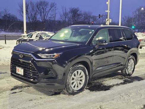 Certified 2024 Toyota Grand Highlander XLE image 3