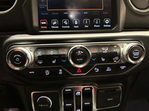 Used 2020 Jeep Gladiator Overland AWD/4WD image 34
