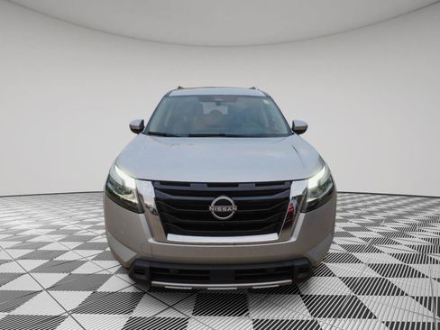 Used 2023 Nissan Pathfinder SL AWD/4WD image 2