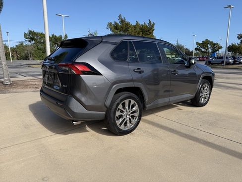 Used 2021 Toyota RAV4 XLE Premium image 4