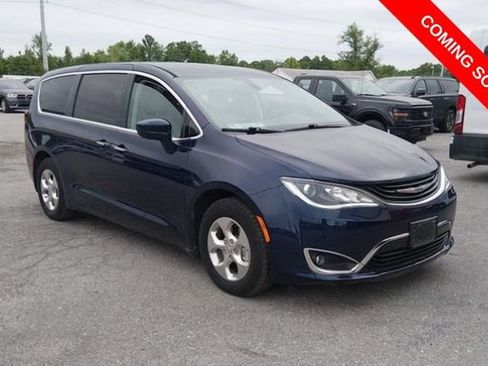 Used 2019 Chrysler Pacifica Touring Plus FWD image 2