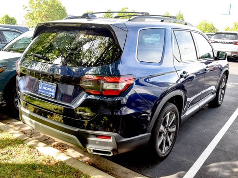 Used 2023 Honda Pilot Touring image 5
