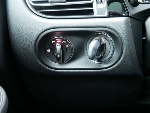 Used 2025 Porsche Macan image 9