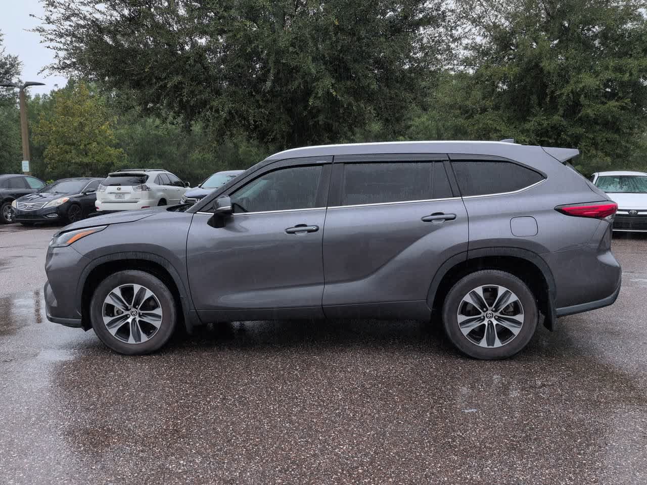 Certified 2021 Toyota Highlander XLE AWD/4WD image 3