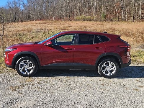 Used 2024 Chevrolet Trax LS w/ LS Convenience Package image 2
