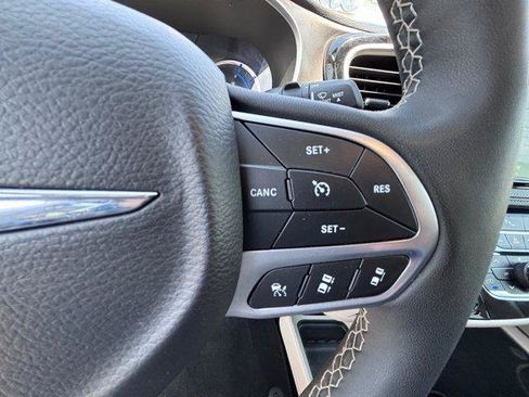 Used 2024 Chrysler Pacifica Limited FWD image 23