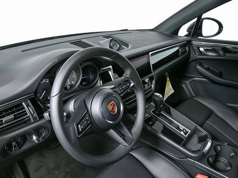 New 2026 Porsche Macan image 4