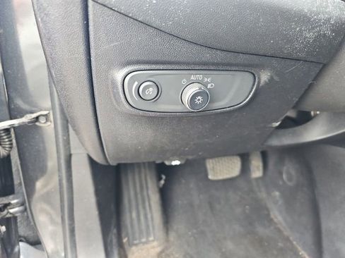Used 2018 Chevrolet Equinox LT FWD image 16
