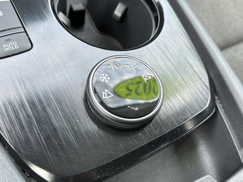 Used 2025 Nissan Rogue SV image 32