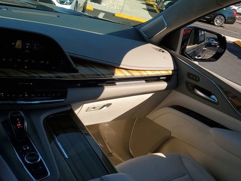 Certified 2022 Cadillac Escalade ESV Premium Luxury Platinum w/ Heavy-Duty Trailer Package image 17