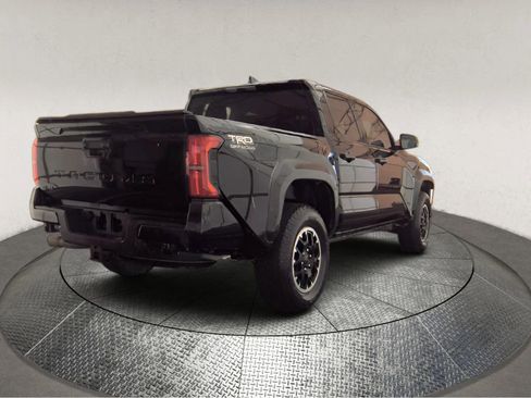 Used 2025 Toyota Tacoma 4x4 Double Cab image 2