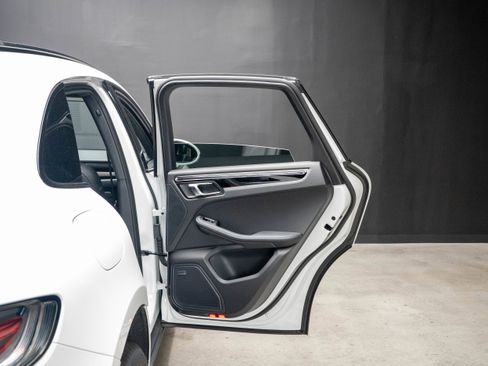 Certified 2026 Porsche Macan AWD/4WD image 34