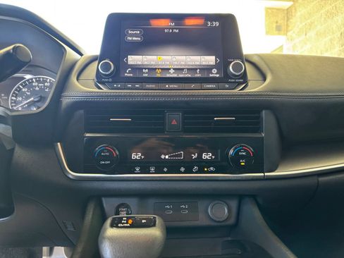 Used 2025 Nissan Rogue SV FWD image 20