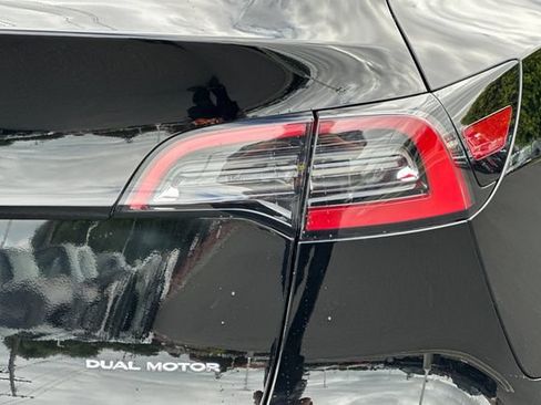 Used 2022 Tesla Model Y Long Range AWD/4WD image 30