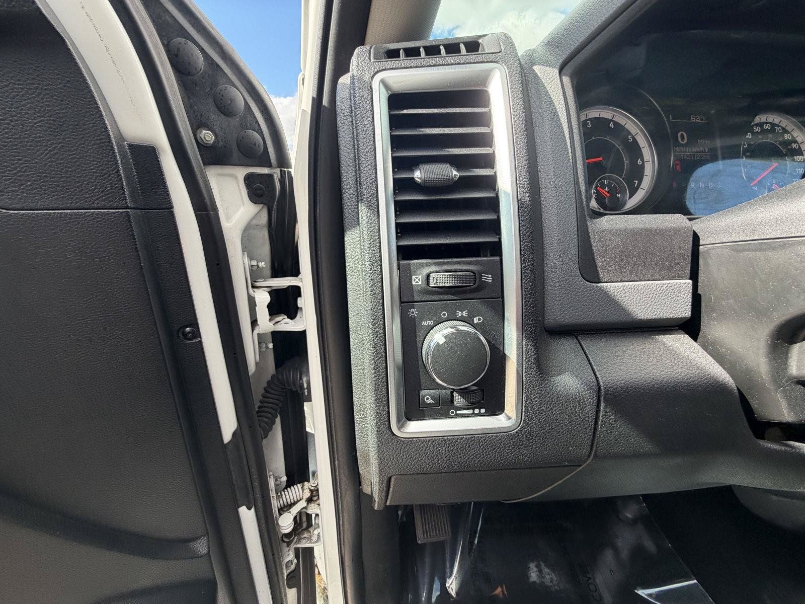 Used 2016 RAM 1500 Classic SLT AWD/4WD image 16