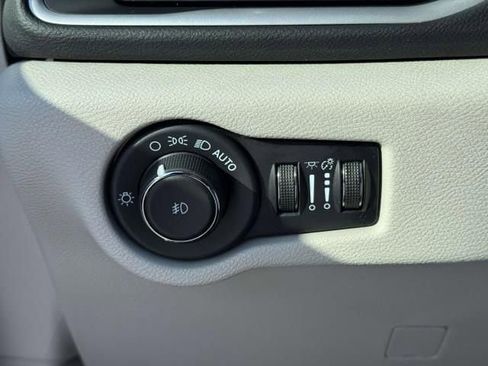 Used 2023 Chrysler Pacifica Touring-L image 19