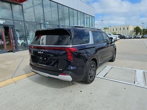 Used 2025 Kia Carnival EX image 4