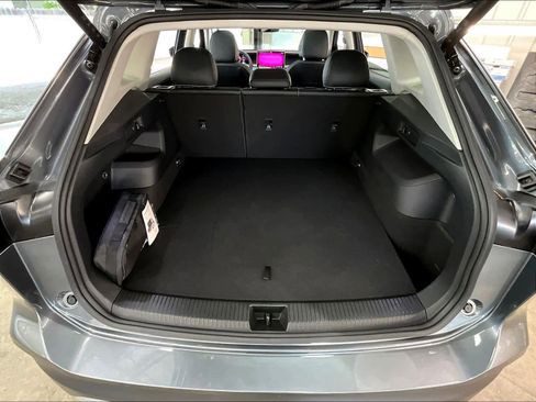 Used 2025 Volkswagen Tiguan SE w/ Panoramic Sunroof Package image 29