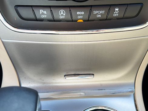 Used 2018 Jeep Grand Cherokee Laredo image 28