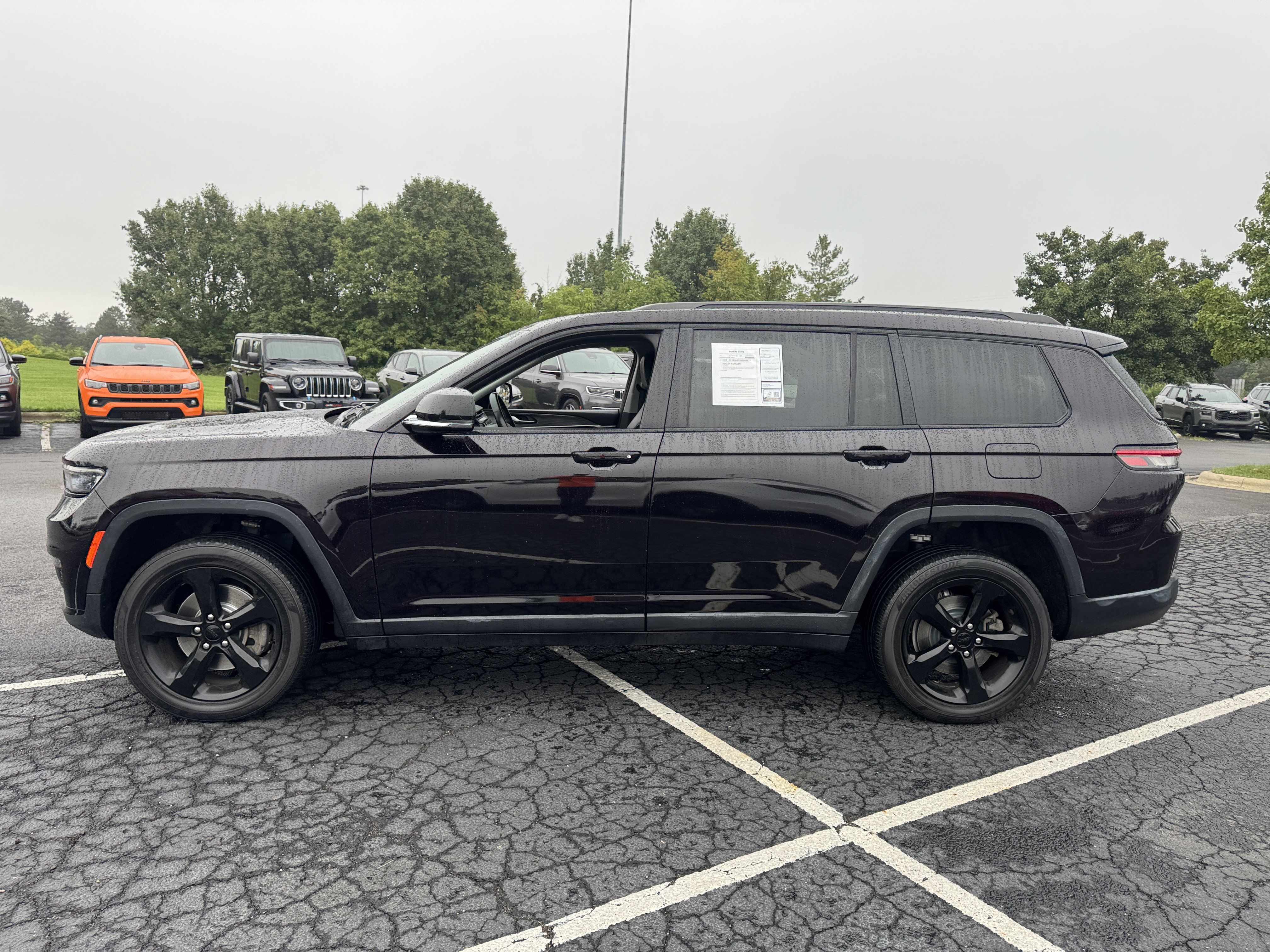 Used 2022 Jeep Grand Cherokee L Limited w/ Black Appearance Package AWD/4WD image 10
