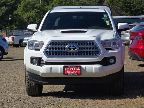 Used 2017 Toyota Tacoma TRD Sport AWD/4WD image 6