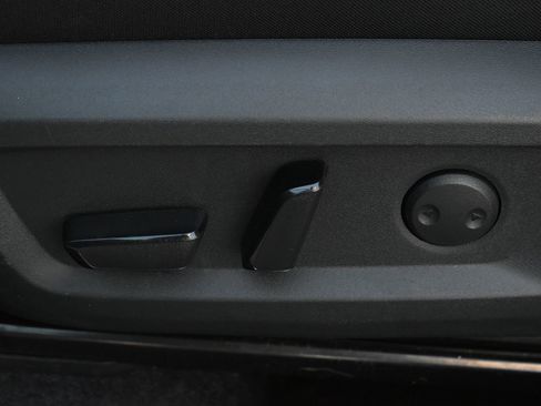 Used 2025 Nissan Rogue SV image 14