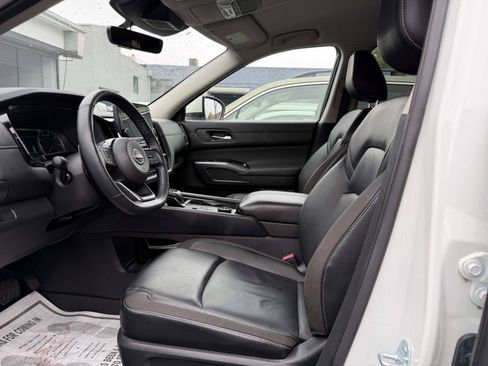 Used 2024 Nissan Pathfinder SL AWD/4WD image 16